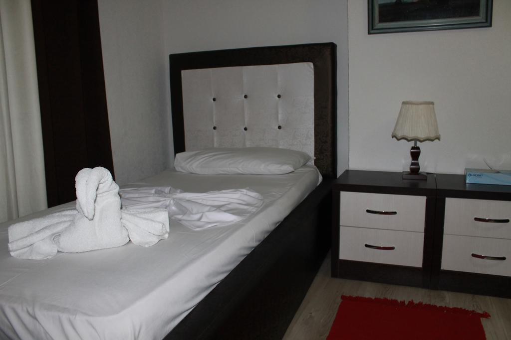 Hotel Livia Tirana Exterior foto